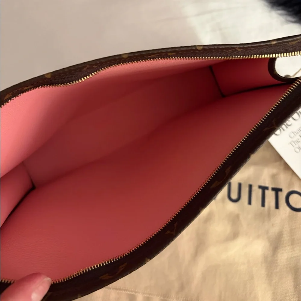 Louis Vuitton Toliet Pouch - Picture 4 of 7